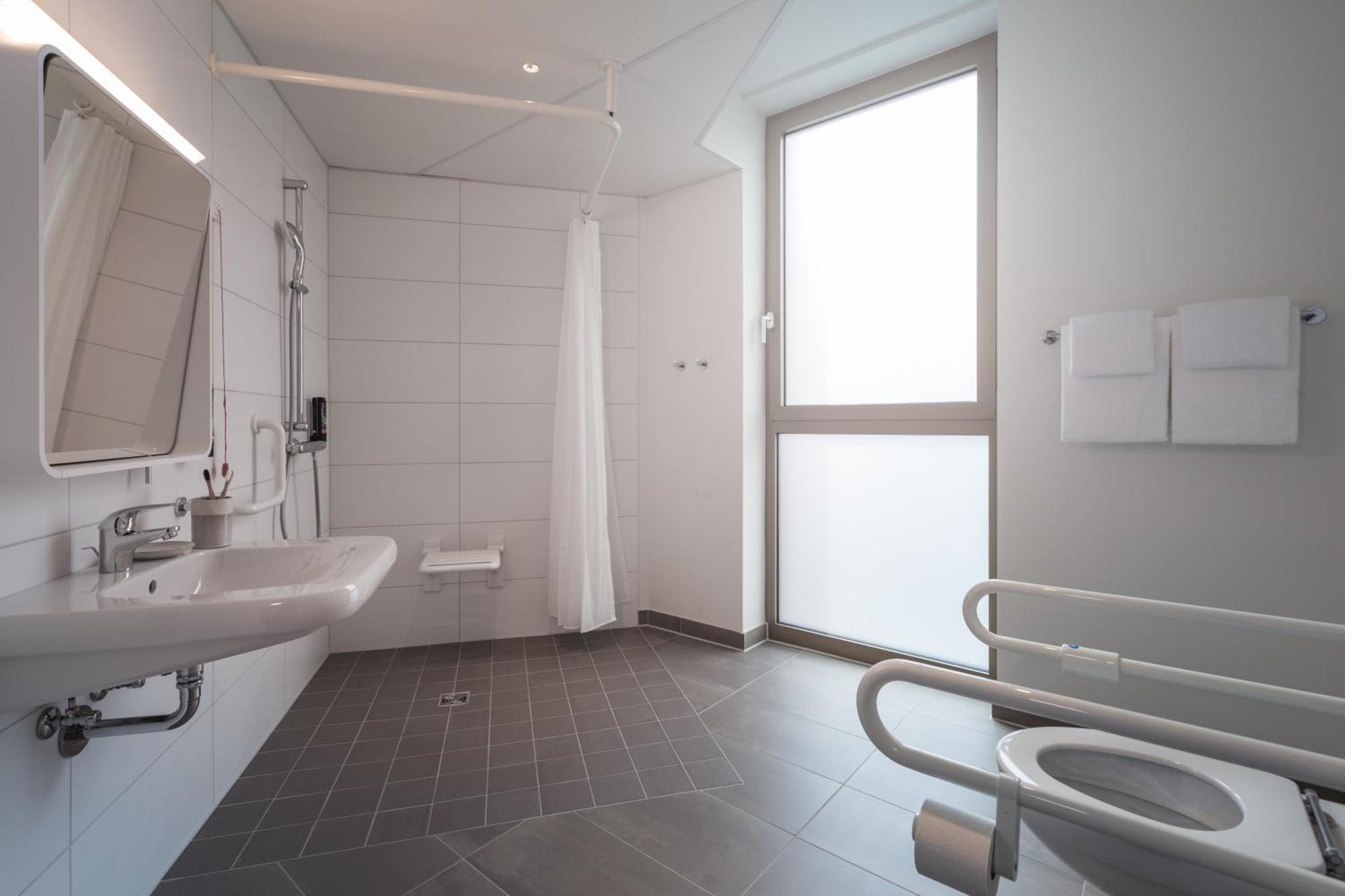 Holiday Inn - The Niu Tab Dusseldorf Main Station By Ihg — Photos 1